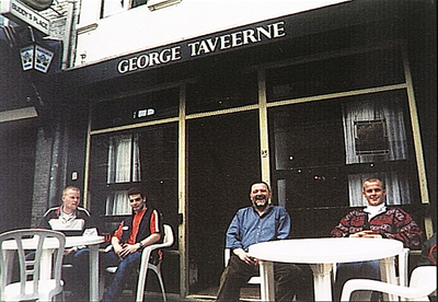 6196 George Taveerne, Stratumseind 43. Tweede van rechts Cor van Galen ('Knak'), kastelein, 1995