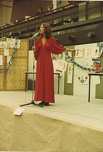 6236 Wonderland: zangeres in een lange rode jurk, 5 tot en met 30 juli 1976
