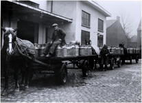 7092 Aanvoer van melkbussen bij Melkfabriek St. Joseph, Paradijslaan 13b, ca. 1955