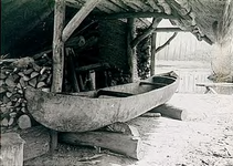 7600 Prehistorisch Openluchtmuseum: boomstam kano, 04-1987