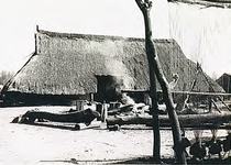 7603 Prehistorisch Openluchtmuseum: boerderij met weefgetouw en vuurplaatsen, 04-1987