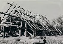 7605 Prehistorisch Openluchtmuseum: bouw van een greppelboerderij, 04-1987