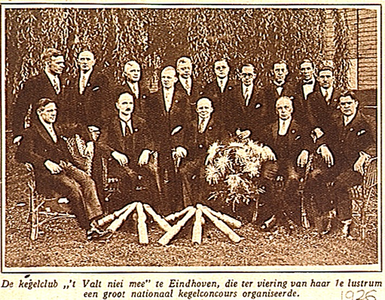 7950 Groepsfoto van kegelclub 't Valt nie mee , die b.g.v. het eerste lustrum een groot nationaal kegelconcours ...