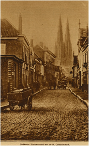 7988 Stratumseind gezien richting Catharinakerk. Het eerste pand links is 't Hooghuis, 1927