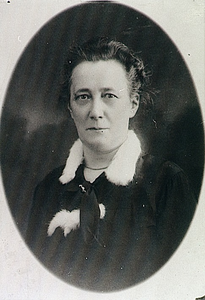 8364 Henrica Francisca Jansen [geb. Neerloon 02.04.1879], gehuwd met Wilhelmus Renders, hoofdonderwijzer te Acht, 1935