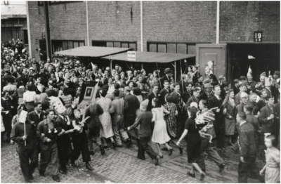 8370 Philipsfabrieken viering t.g.v.50 jarig bestaan Philips op 23 mei 1941. Gebouw SR op het Philipscomplex Strijp-1 ...
