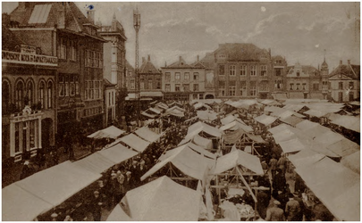 8462 De Markt, gezien in richting noord-westzijde tijdens de wekelijkse marktdag. Links bakkerij Verhoeven. Op de ...