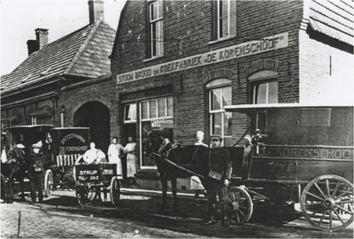 8466 Stoom brood- en koekfabriek 'De Korenschoof' met ervoor de paard-en-wagens en handkar van dat bedrijf, 1930