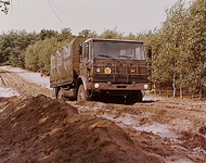 8468 Daf legertruck rijdend over 'n zandpad door de heide, 1978