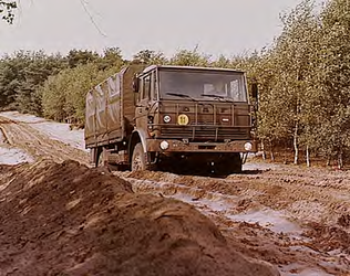 8468 Daf legertruck rijdend over 'n zandpad door de heide, 1978