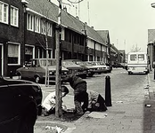8513 Kruidenbuurt, spelende kinderen bij 'n verkeersdrempel, tevens op de foto zgn. Amsterdammertjes, dit alles in het ...