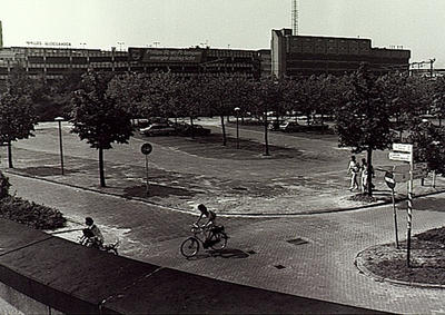8534 Parkeerterrein, met op de achtergrond de parkeergarage en het hoofdburo van politie aan de Mathildelaan, 16-06-1986