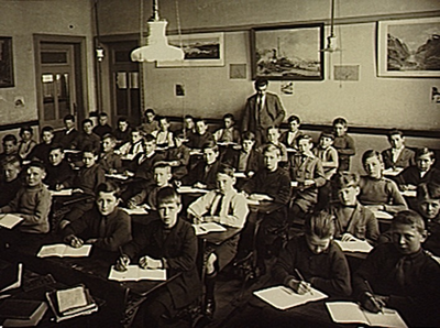 8552 Een klassenfoto: de 8ste klas met leraar Frans van Tuil ('Het Boerke ) van de MULO-school, 1929