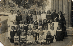 8562 Gestel groepsfoto leerlingen en leerkrachten van de meisjesschool ter hoogte van het huidige Frans Leharplein. ...
