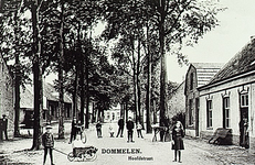 8579 De Bergstraat voorheen Hoofdstraat in Dommelen, rechts met de bank ervoor het cafe van Sjoke van de Eijnden, 1908