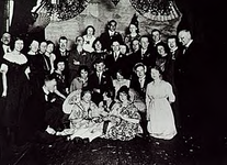 8581 Groepsfoto genomen op 'n dansavond ten huize van de heer en mevrouw Beukers-Jansen op 24 mei 1922 aan de dansclub ...