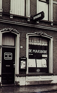 8700 Het pand Kleine Berg nr 90 te Eindhoven: kantoor van dagblad De Maasbode; agent Harrie van Hacht, 1930