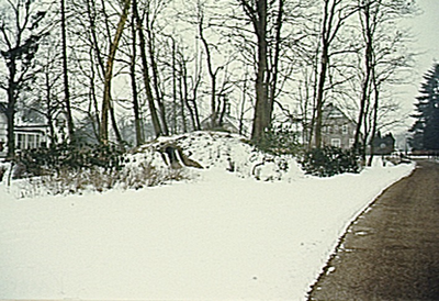 8825 De ijskelder in de tuin van het kasteel Eckart aan de Nuenenseweg te Eindhoven, 1987