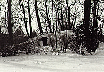 8827 Gezicht op de ijskelder van het kasteel Eckart aan de Nuenenseweg te Eindhoven, 1984 - 1985