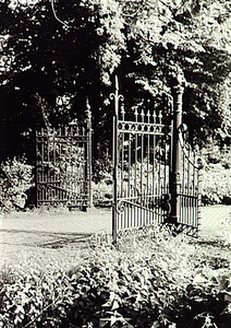 8847 Een smeedijzeren tuinpoort bij het kasteel Eckart aan de Nuenenseweg te Eindhoven, 06-1981