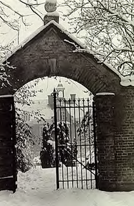 8856 Poort in tuinmuur, met gezicht op kasteel Eckart aan de Nuenenseweg te Eindhoven, 1963