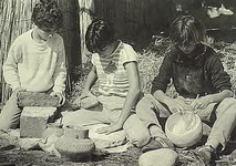 8927 Prehistorisch Openluchtmuseum, Boutenslaan 161 b. Kinderen bezig met met het malen van meel, 1985