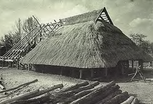 8938 Prehistorisch Openluchtmuseum: bouw van een schapenboerderij, 1985