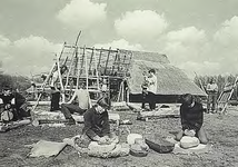 8939 Prehistorisch Openluchtmuseum: Bezoekers verrichten werkzaamheden op 'n prehistorische manier, 1985
