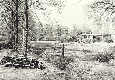9028 Noudje van de Steen woonde in deze houten noodwoning op de grond van St. Jozefdal. In 1981 gesloopt voor het ...