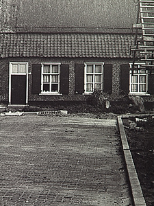 9035 De voorzijde boerderij van Jan de Vries t.t.v. de sloop in de wijk Eckart, ca. 1960