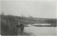 9060 Twee kinderen bij de leemskuilen van de steenoven van Hapert aan de Boschdijk. Op dit terrein werd later het ...
