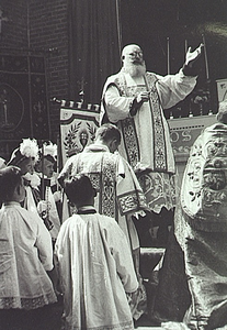 9090 Pater Fidentius tijdens de sacramentspreek in de Pauluskerk aan de Boschdijk te Woensel. Trefwoorden: vaandels, ca. 1935