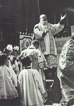9090 Pater Fidentius tijdens de sacramentspreek in de Pauluskerk aan de Boschdijk te Woensel. Trefwoorden: vaandels, ca. 1935
