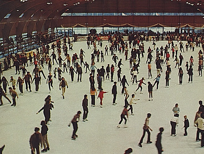 9148 De binnenbaan van de kunstijsbaan aan de Anton Coolenlaan, 1971