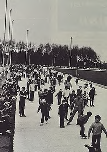 9149 De buitenbaan van de kunstijsbaan aan de Anton Coolenlaan, 1971