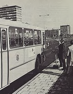 9150 De bushalte op de Fellenoord. Via een trap kon men naar het lager gelegen parkeerterrein en de Piazza, 1971