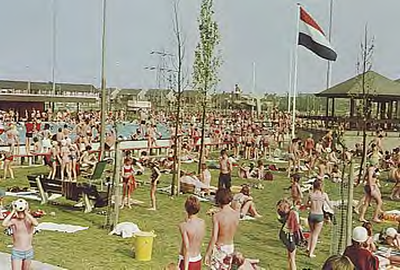 9153 Het buitenbad van het ir. Ottenbad aan de Vijfkamplaan, ca. 1971