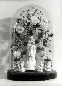 9392 Een stolp met Onze Lieve Vrouwebeeld, engeltjes en bloemversieringen, ca. 1975