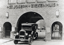 9396 Een ambulance verlaat het ziekenhuis door de toegangspoort van het St. Josephziekenhuis, Aalsterweg, ca. 1935