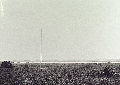9400 Karel Mollen (1854-1935) (rechts) vangt valken op de hei bij de Hasselse vennen onder Leende. Foto gemaakt iov de ...