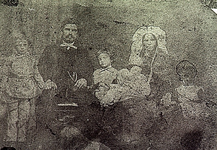 9424 Groepsfoto van de familie Hanique-van der Wegen, v.l.n.r. Hubert, vader Desiré Joseph (afkomstig uit Feluy ...