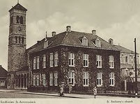 10250 Rijksmonument St. Antoniuskerk / Steentjeskerk met rechts de pastorie, St. Antoniusstraat 7-9, ca. 1950