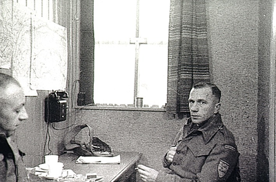 10536 Verzetsstrijders, rechts J.J.F. Borghouts (bijnaam Peter Zuid), links D. de Kousemaker, 09-1944 - 00-10-1944