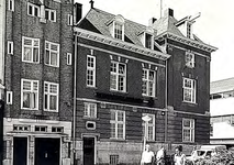 10826 Gedeelte van de westzijde van de Markt met van links naar rechts het pand in de stijl van de Amsterdamsche school ...