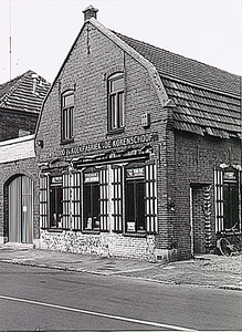 10924 Stoom brood- en koekfabriek De Korenschoof, Strijpsestraat 82, 1976