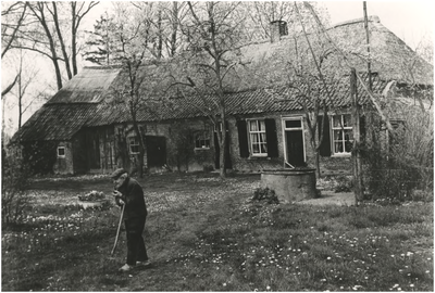 18572 Rijksmonument Langgevelboerderij De Kaalhoef , Abbevillelaan 17, met eigenaar Willeke Faasen ervoor, 1960 - 1965