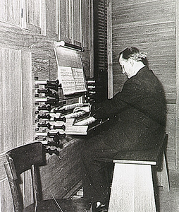 18646 Organist Harm de Vries van de Ned.Hervormde kerk, Alpenroosstraat 1, 1959-1962