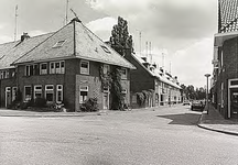 18678 Anna Paulownastraat, gezien vanaf de Frederika van Pruisenweg. (voorgrond), 07-1986