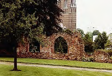 18748 Klooster Mariënhage, Augustijnendreef 15. Tuin met ruïne van het oude klooster, 16-06-1979