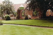 18749 Klooster Mariënhage, Augustijnendreef 15. Tuin met ruïne van het oude klooster, 16-06-1979